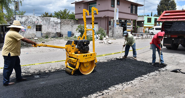 Comuna de Ixcaquixtla bachea tramo de carretera a Acatlán de Osorio