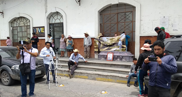 Con ataúd de asesinado, protestan en ayuntamiento de Tecamachalco