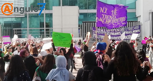 Feministas protestan en FGE ante casos de violación de policías en CDMX