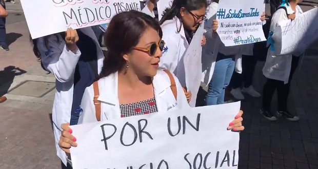 Frente a Congreso, pasantes de medicina se manifiestan y exigen becas