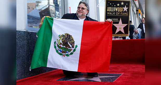 Al recibir estrella en Hollywood, Del Toro celebra a México y migración