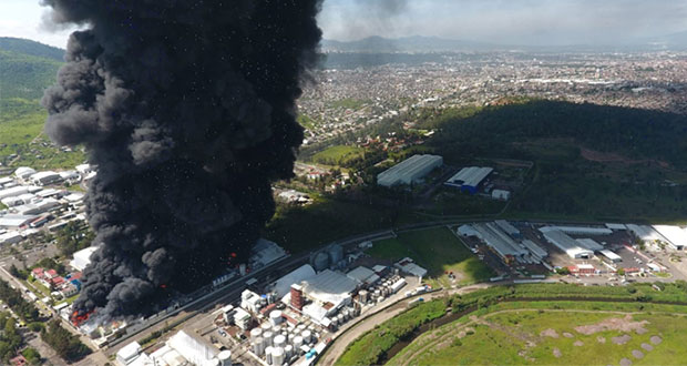 Incendio consume dos fábricas y causa caída de ceniza en Morelia