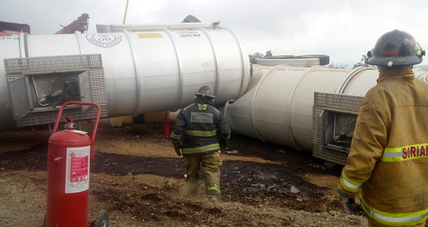 PC atiende volcadura de pipa con combustible en la Puebla-Orizaba