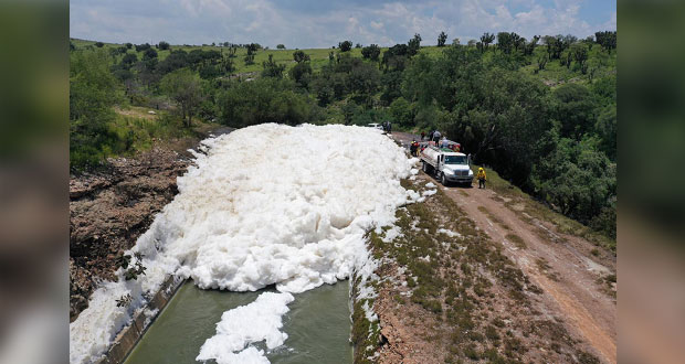 Planta de Agua de Puebla causa espuma tóxica en Valsequillo, acusan