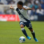 Club Puebla y Chivas igualan 1-1, con arbitraje polémico