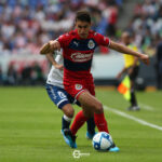 Club Puebla y Chivas igualan 1-1, con arbitraje polémico