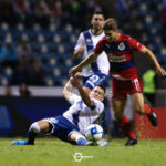 Club Puebla y Chivas igualan 1-1, con arbitraje polémico