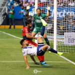 Club Puebla y Chivas igualan 1-1, con arbitraje polémico