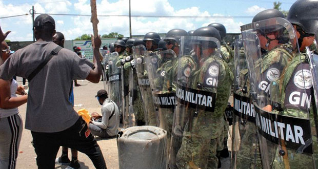 Trifulca afuera de estación migratoria en Tapachula deja 2 heridos