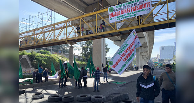 Campesinos realizan bloqueos en casetas de autopistas de Puebla