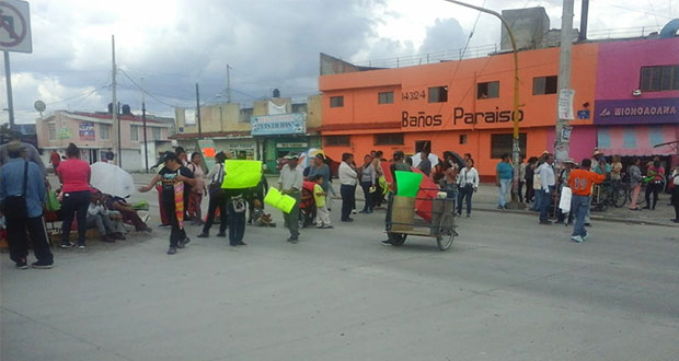 Vecinos del sur de Puebla capital exigen despensas y reparar calles
