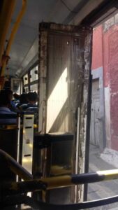 Con asientos rotos y cinta en vidrios circulan algunas rutas del transporte
