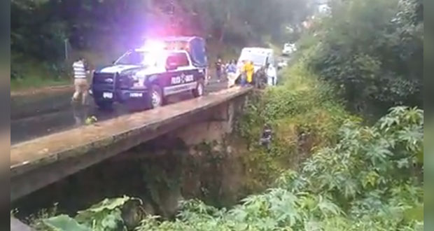 Muere ahogado tras volcar su camioneta en río de Zacapoaxtla