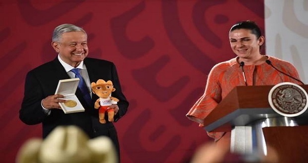 AMLO otorga becas a deportistas que participaron en Panamericanos