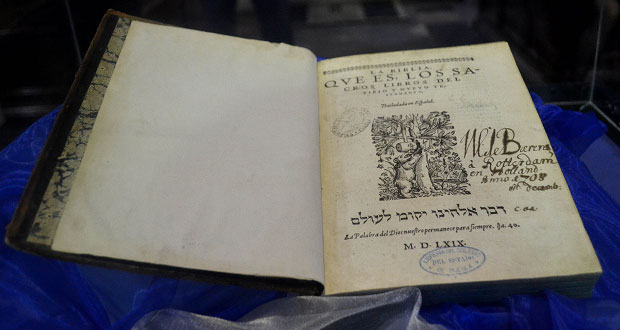 Biblioteca Lafragua exhibe “Biblia del Oso”, 1ª traducida al español. Foto: Especial