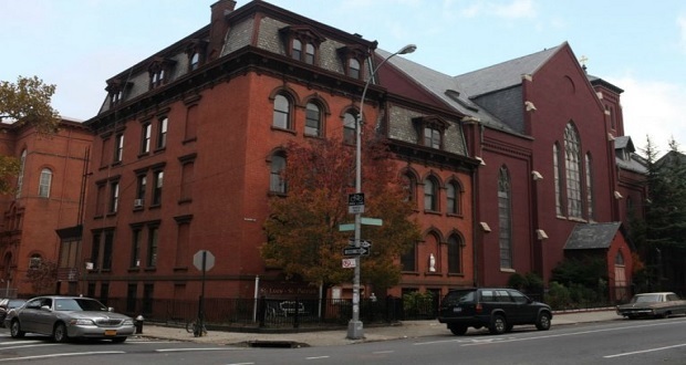 La diócesis de Brooklyn destituye a 2 sacerdotes por abuso infantil