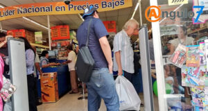Compras de última hora en papelerías del CH; por ambulantes, pérdidas de 20%