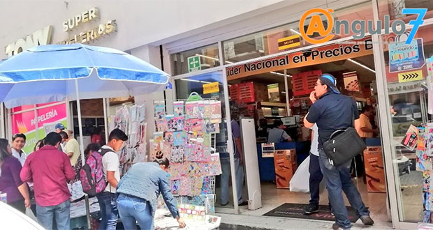 Compras de última hora en papelerías del CH; por ambulantes, pérdidas de 20%