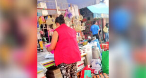 Compras de última hora en papelerías del CH; por ambulantes, pérdidas de 20%