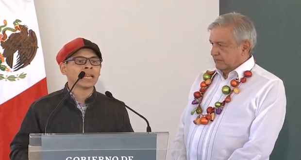 AMLO en Chignahuapan es abordado por joven que pide no quitar B@unam