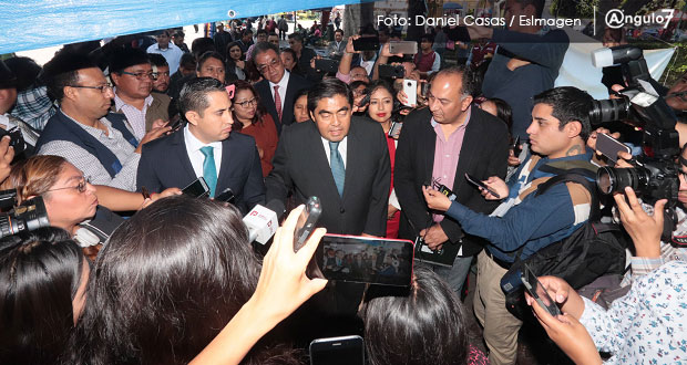 Barbosa visita plantón de jóvenes en zócalo y pide a Esparza recibirlos 