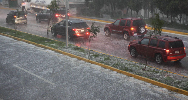 Lluvia y granizo inundan calles en avenidas de Puebla y Cholulas