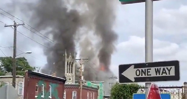 Incendio consume iglesia en pleno culto al oeste de Filadelfia, EU