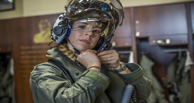 Anneliese Satz, la primera mujer en pilotear un avión militar F-35