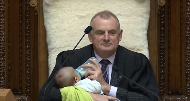 Presidente de parlamento alimenta a bebé en sesión de Nueva Zelanda