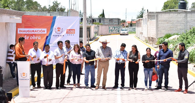 Tras 10 años, pavimentan privada en San Pablo Actipan, Tepeaca