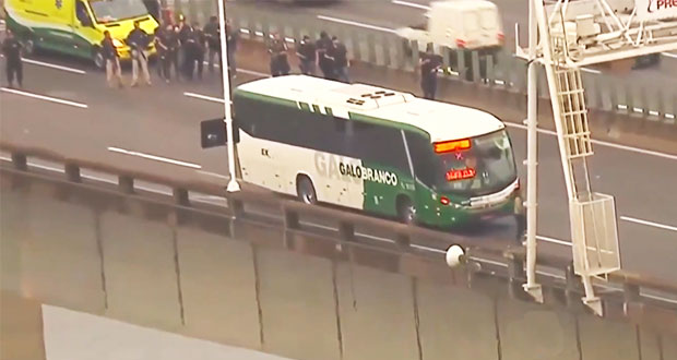 Hombre que secuestró un autobús de pasajeros es abatido en Brasil