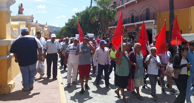 En Acatlán de Osorio, se manifiestan contra alcaldesa