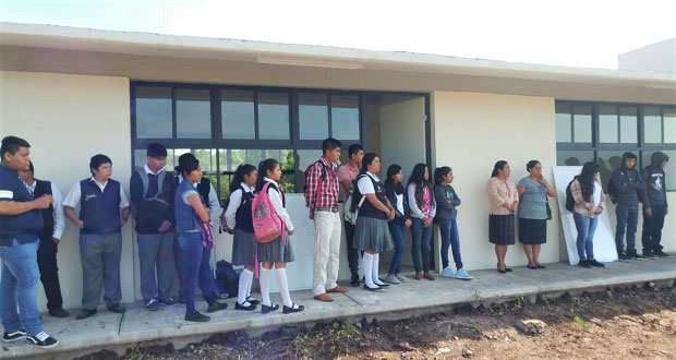 Ayuntamiento de Tecomatlán entrega aulas y sanitarios a bachillerato