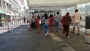 Blindan con arcos de seguridad accesos al zócalo previo a festejos patrios