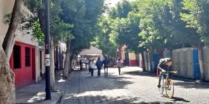 Blindan con arcos de seguridad accesos al zócalo previo a festejos patrios