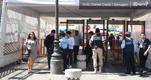 Blindan con arcos de seguridad accesos al zócalo previo a festejos patrios