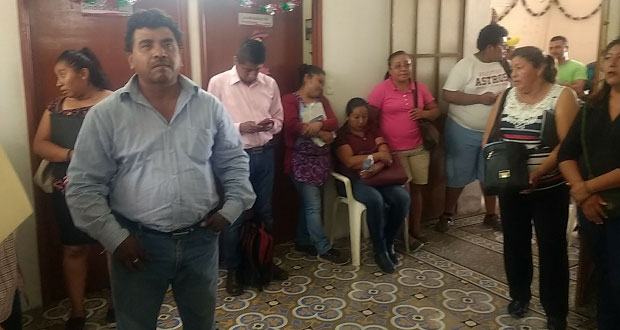 Buscan a alcaldesa de Acatlán, pero no los reciben, denuncian