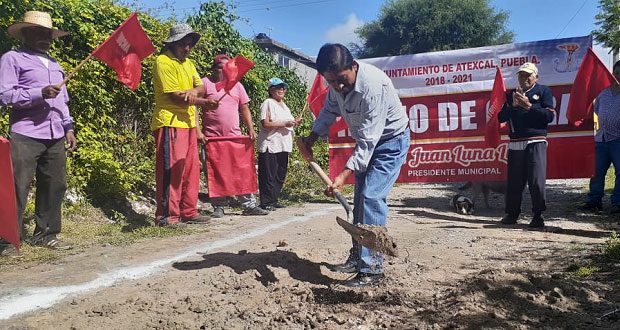 Comienzan obra de adoquinado de calle en Resurgimiento, Atexcal