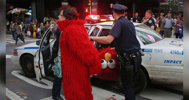 Hombre disfrazado de Elmo es detenido por tocar a menor en NY