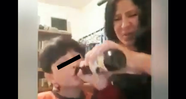 Madre se graba dando cerveza a su hijo y enseñándolo a fumar