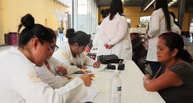 Médicos del IPN dan 500 consultas gratuitas a vecinos de Tepexi