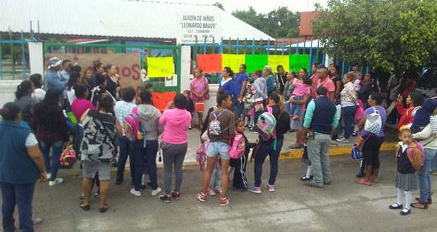 Padres de familia cierran kinder en Chietla por falta de maestros