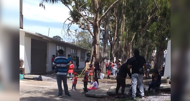 Padres limpian y arreglan escuela Gregorio de Gante en Colombres