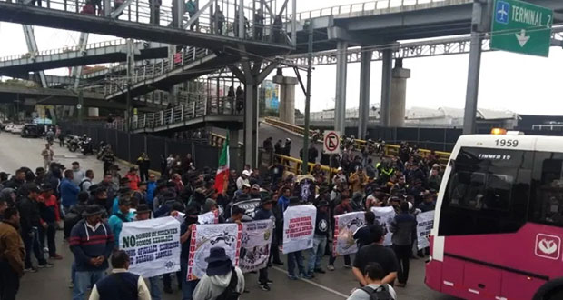 Policías federales bloquean terminal del AICM; exigen indemnización