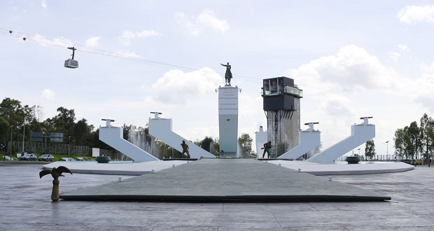Quitan águila de Monumento a Zaragoza para restaurarla y evitar daño