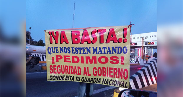 Transportistas toman caseta de Esperanza y cobran de 100 a 500 pesos