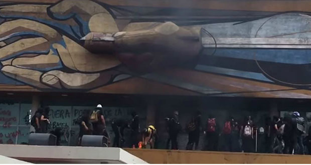 Vandalizan Rectoría de UNAM para recordar taque porril de 2018