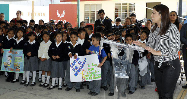 Vivanco entrega mobiliario escolar a primaria de Xochimehuacan