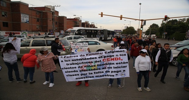 Exigen pagos caídos de 8 meses en Cendis y bloquean por casi 3 horas la 11 Sur