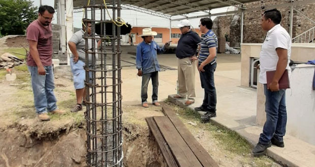 Avanza construcción de techado para altar en bario de Acatlán